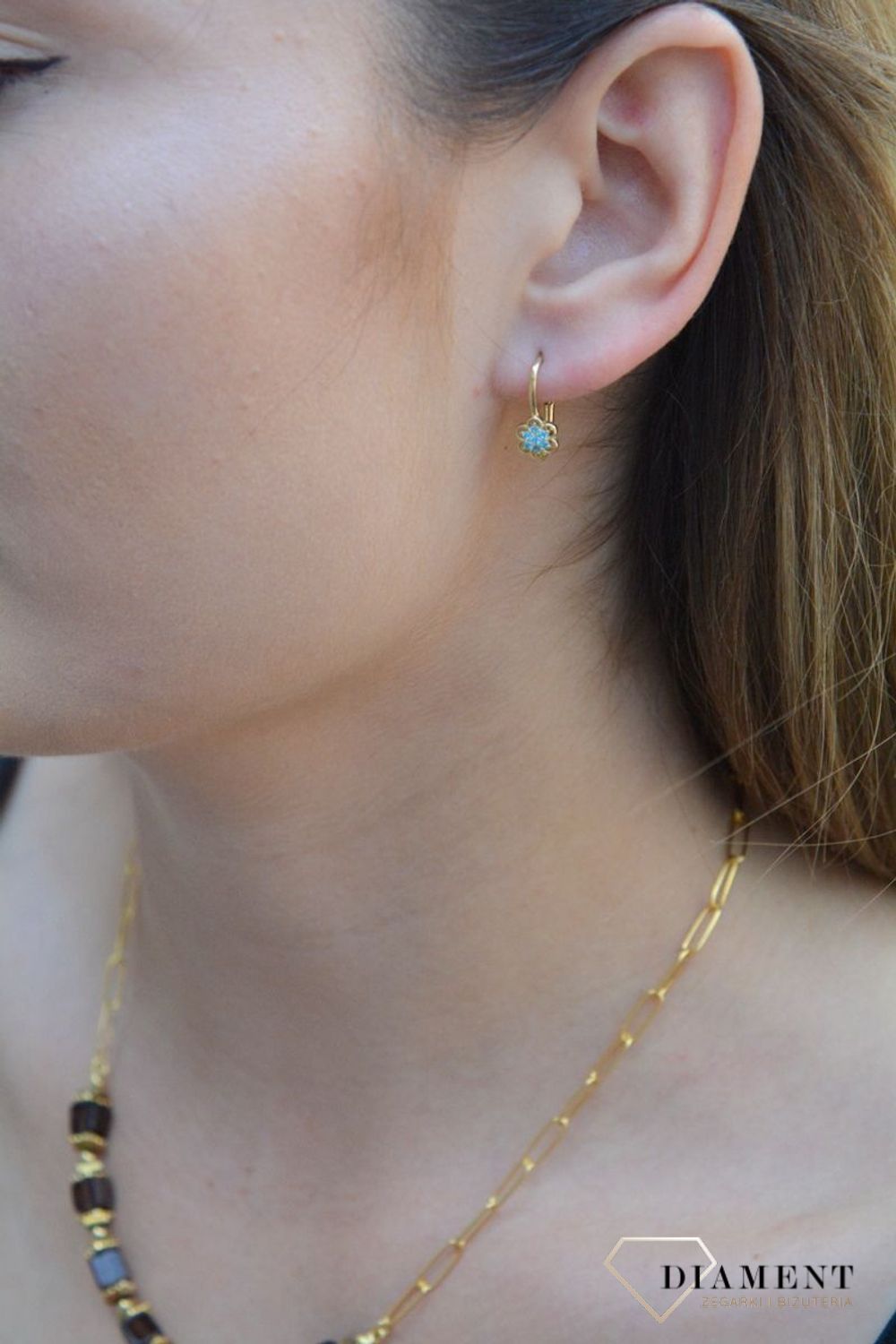 Złote kolczyki 333 kwiatki z niebieską cyrkonią KL 6710D 333Śliczne kolczyki z kolekcji dziecięcej w kształcie pięknego kwiatka. Złoto z ozdobnymi niebieskimi cyrkoniami ułożone w kształt delikatnego kwiatka. Urocza biżuteria.jpg